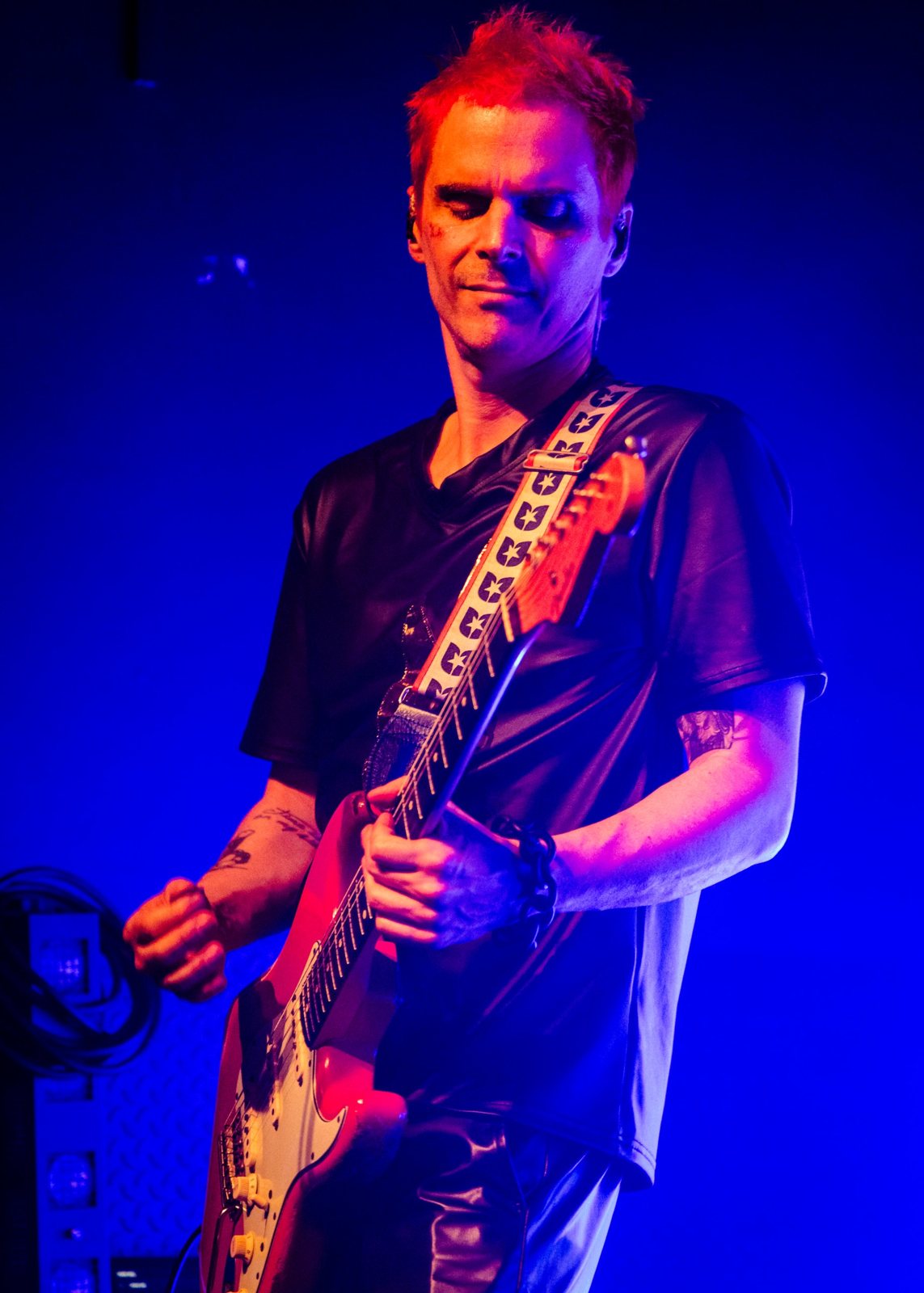 Simon Renard à la guitare sur scène
